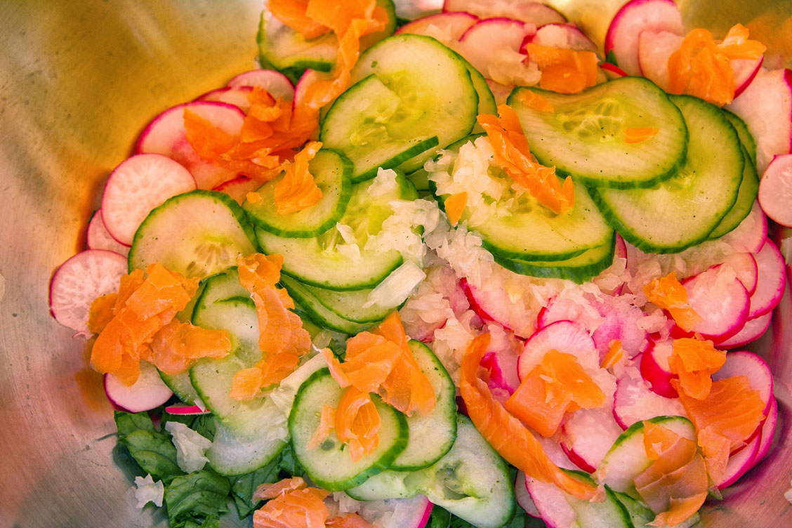 26 radischen gurken rettich zwiebel salat sommersalat gartensalat gesund rezept lucinacucina