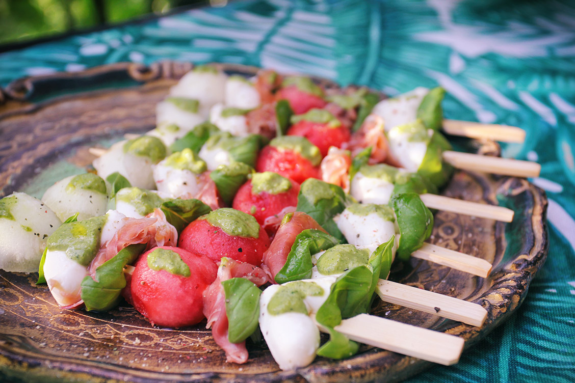 Wassermelonen-Caprese-Spieße mit Basilikum-Vinaigrette