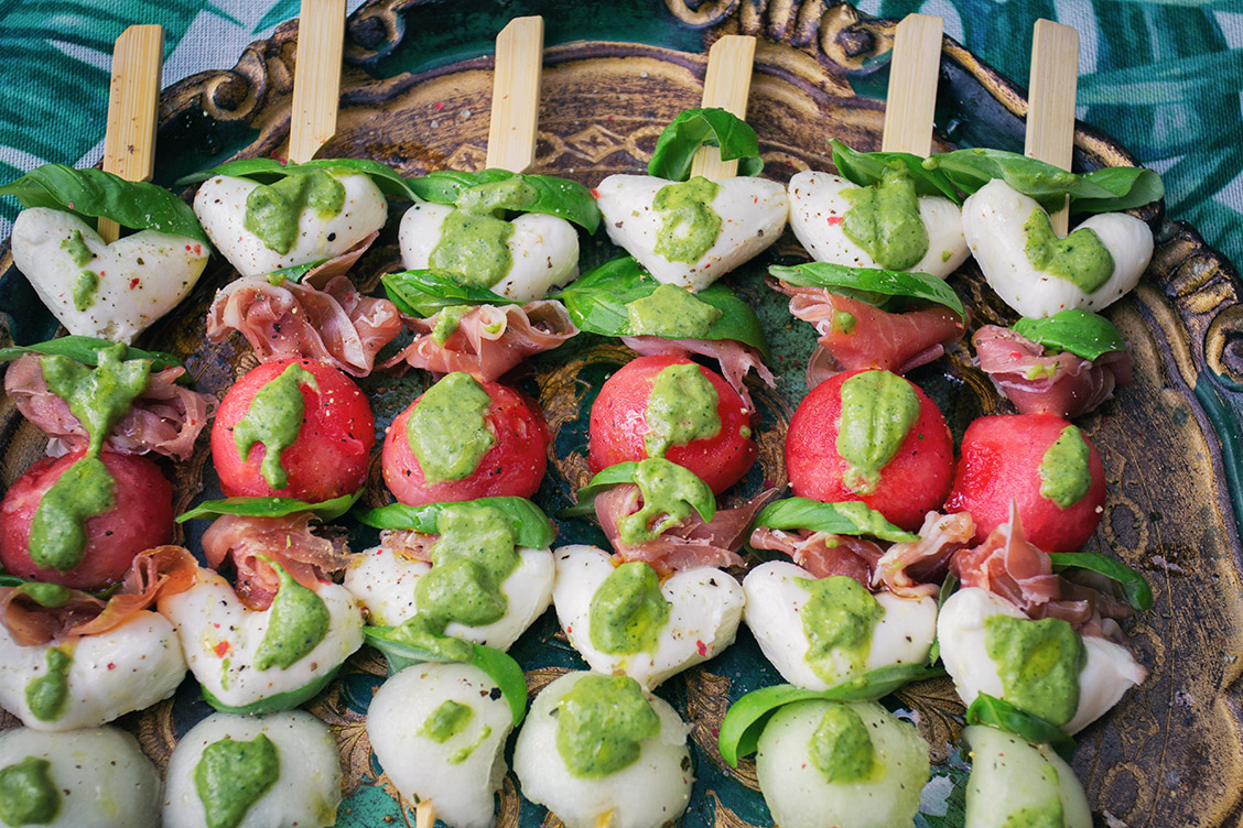 Wassermelonen-Caprese-Spieße mit Basilikum-Vinaigrette