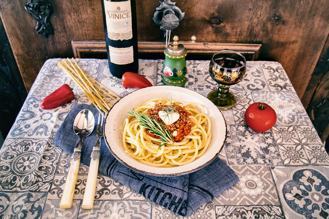 Spaghetti Bucatini mit Gemuesesugo