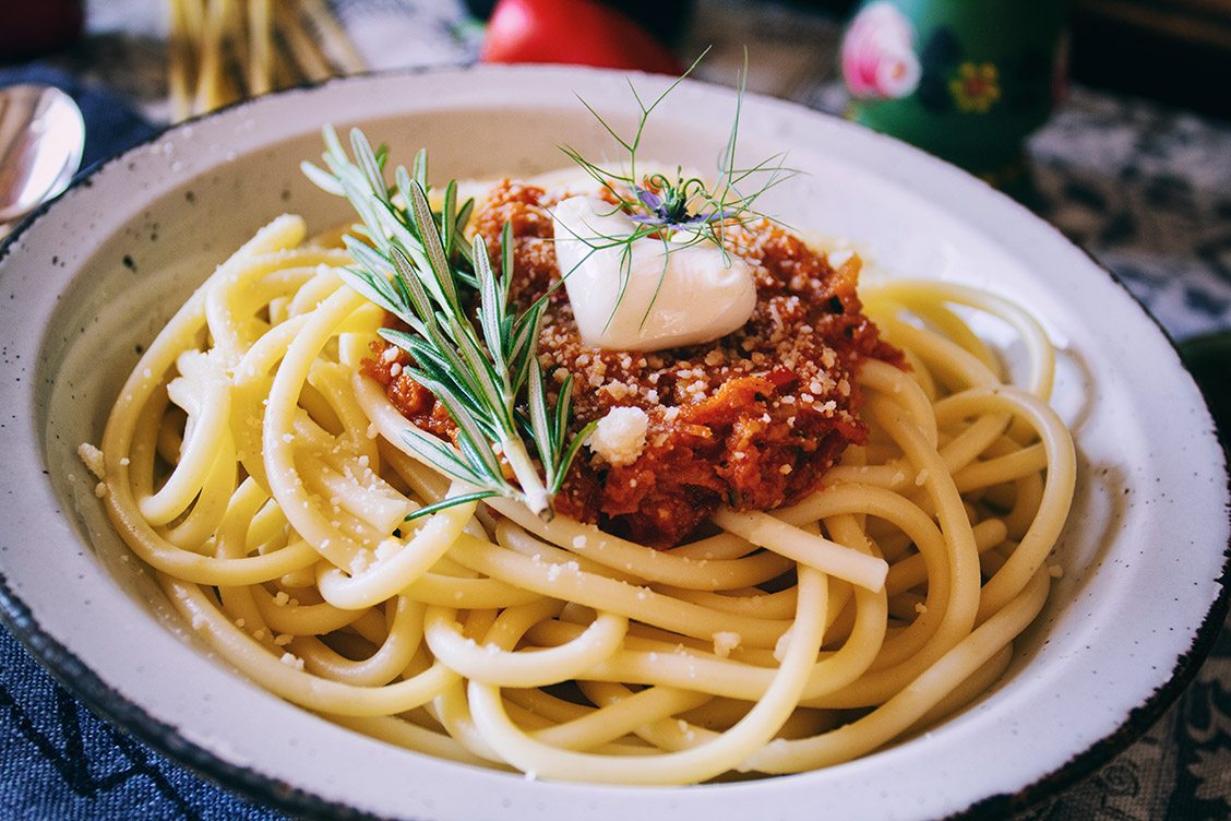 Spaghetti Bucatini mit Gemuesesugo